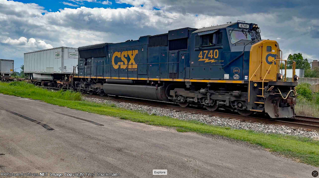 CSX 4740 leads I018.